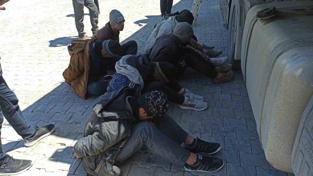 Erbaa'da konteynerde saklanan 7 Afganistan uyruklu kaçak göçmen yakalandı