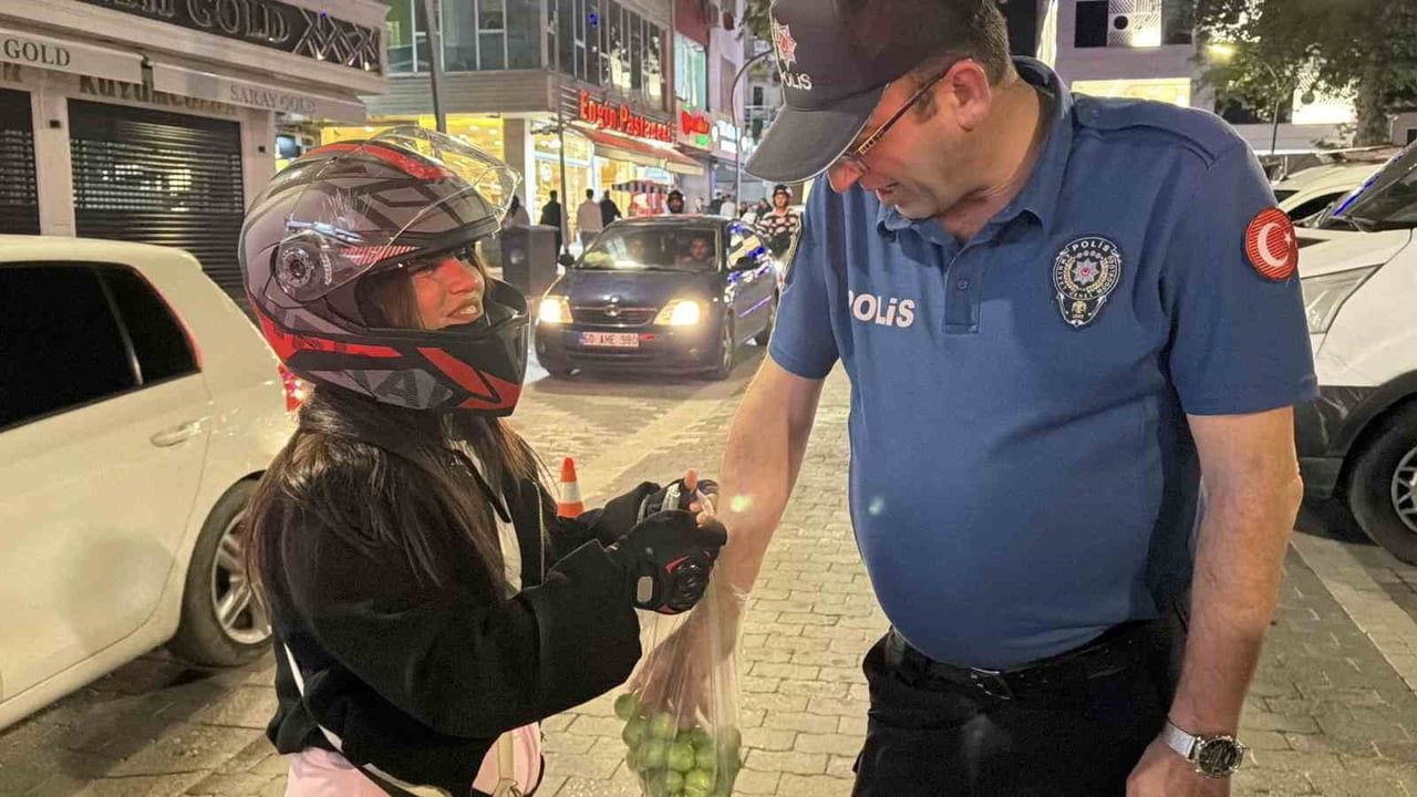 Erbaa'da motosiklet sürücüsü ehliyet sevincini polislere erik ikramıyla paylaştı