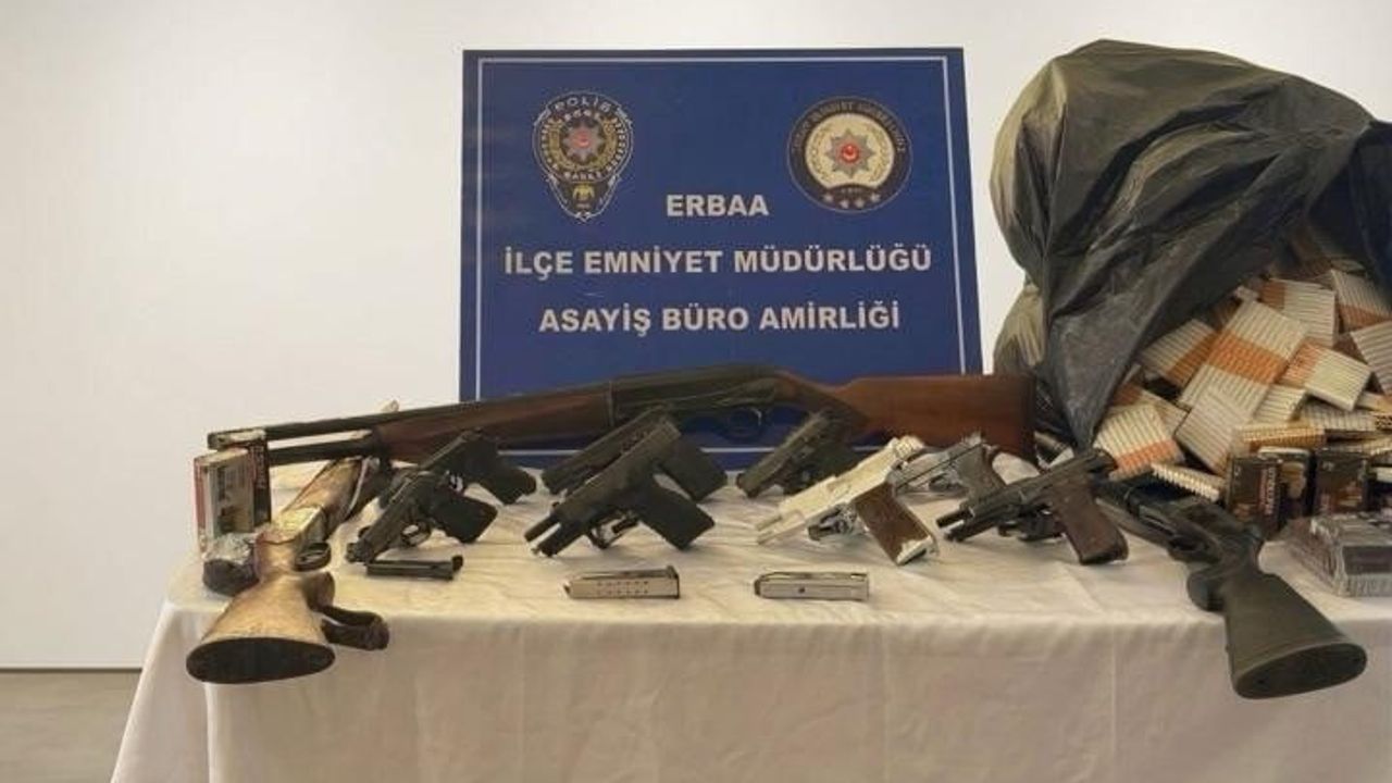 Erbaa’da ruhsatsız silah operasyonunda cephanelik ele geçirildi