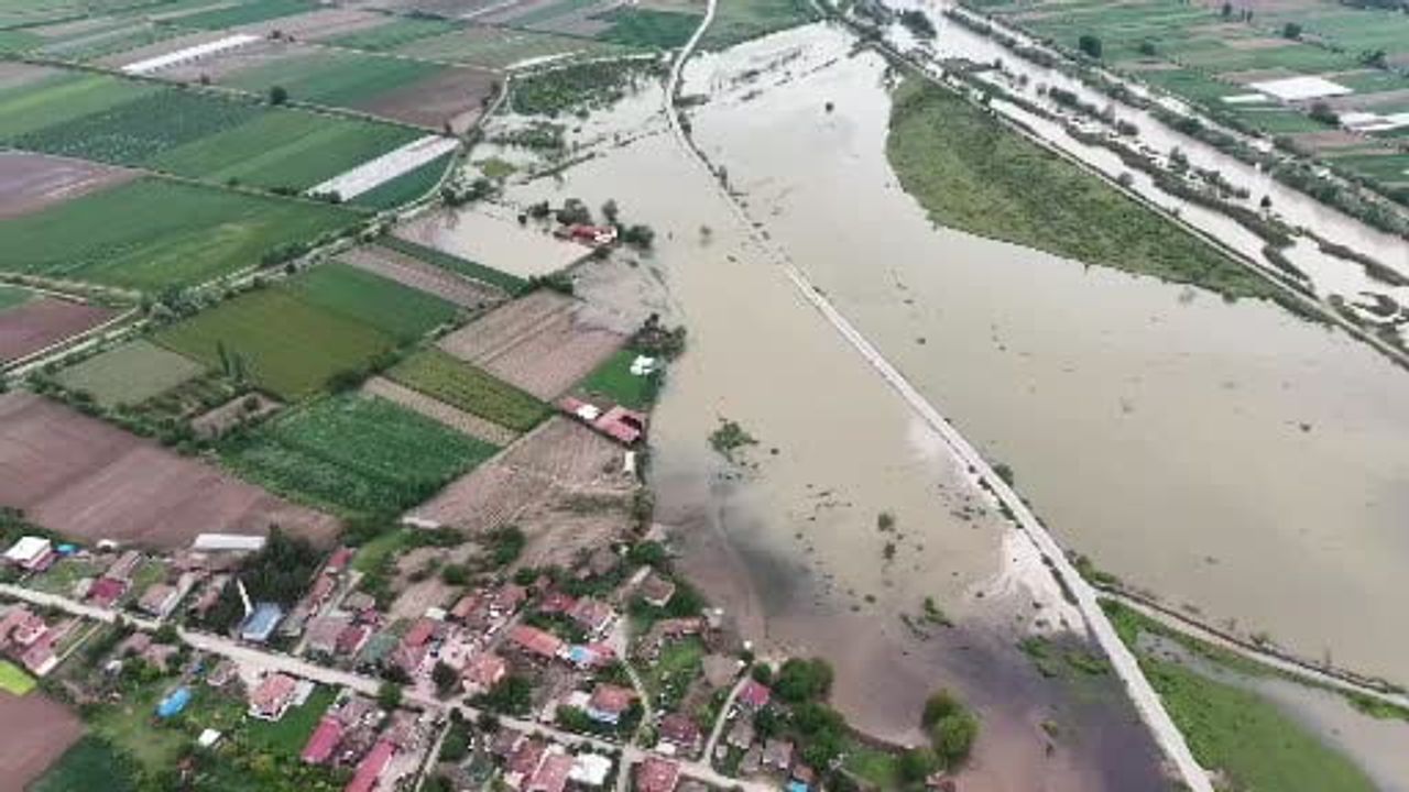 Erbaa Kızılçubuk'ta taşkın dronla görüntülendi: Tarım arazileri ve yollar su altında kaldı