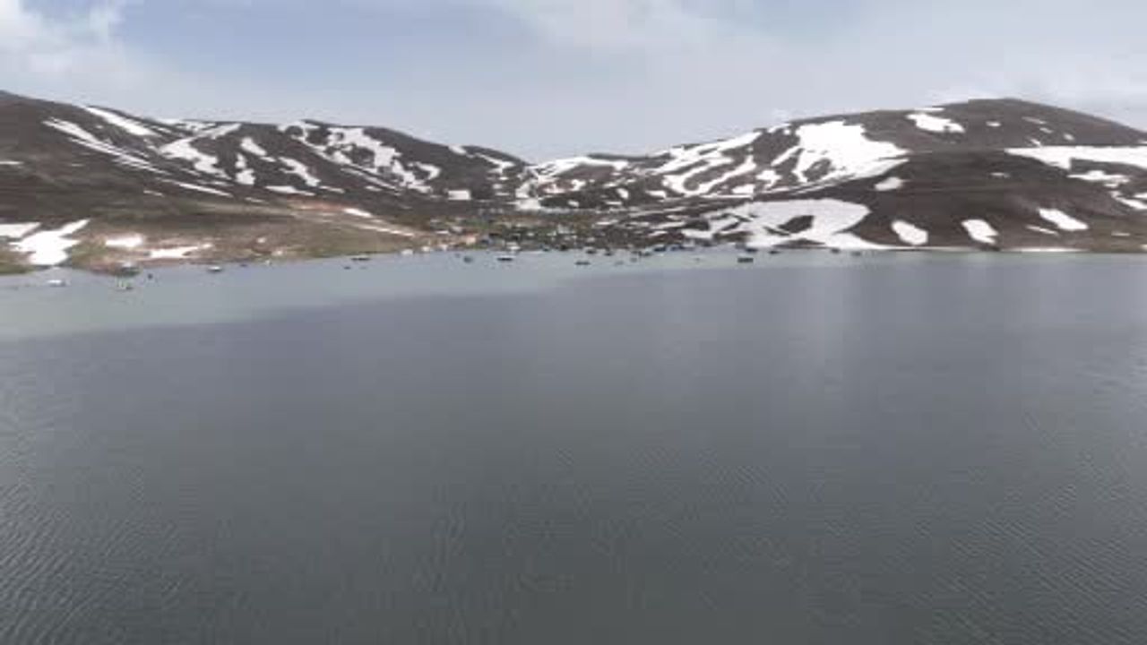 Erciyes Tekir Gölü yağışlarla doldu: Karavan, çadır ve konteynerler su altında kaldı
