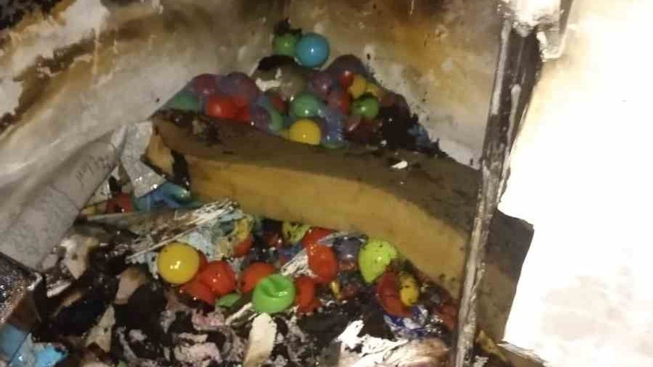 Erdek'te 2 katlı binanın giriş katında çıkan yangın kontrol altına alındı