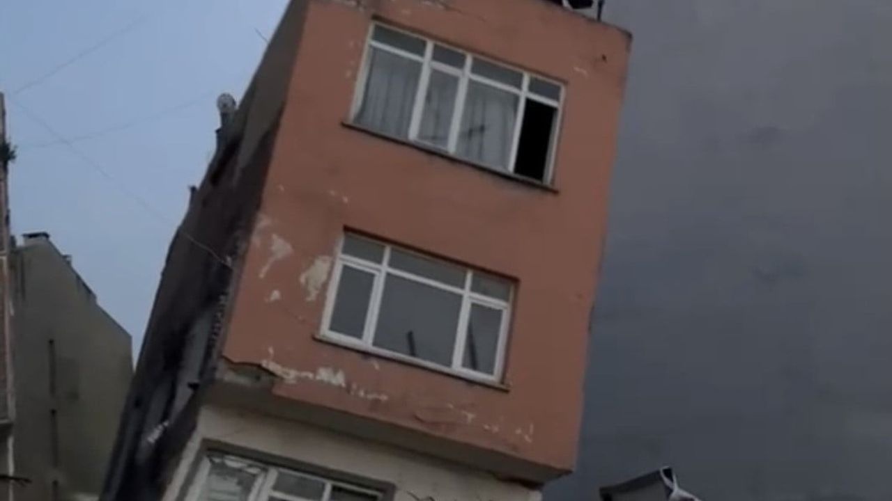 Erdek'te temel kazısı sırasında temeli zarar gören 2 katlı bina yan yattı