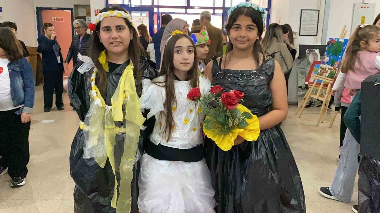 Erdemli'de öğrenciler atık malzemelerle defile düzenleyerek çevre bilincini vurguladı