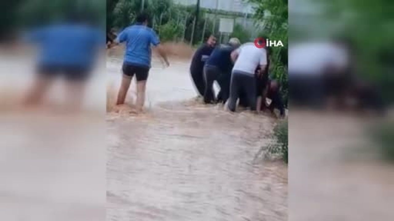 Erdemli'de sağanakta sele kapılan kişi mahalle sakinlerinin müdahalesiyle kurtarıldı
