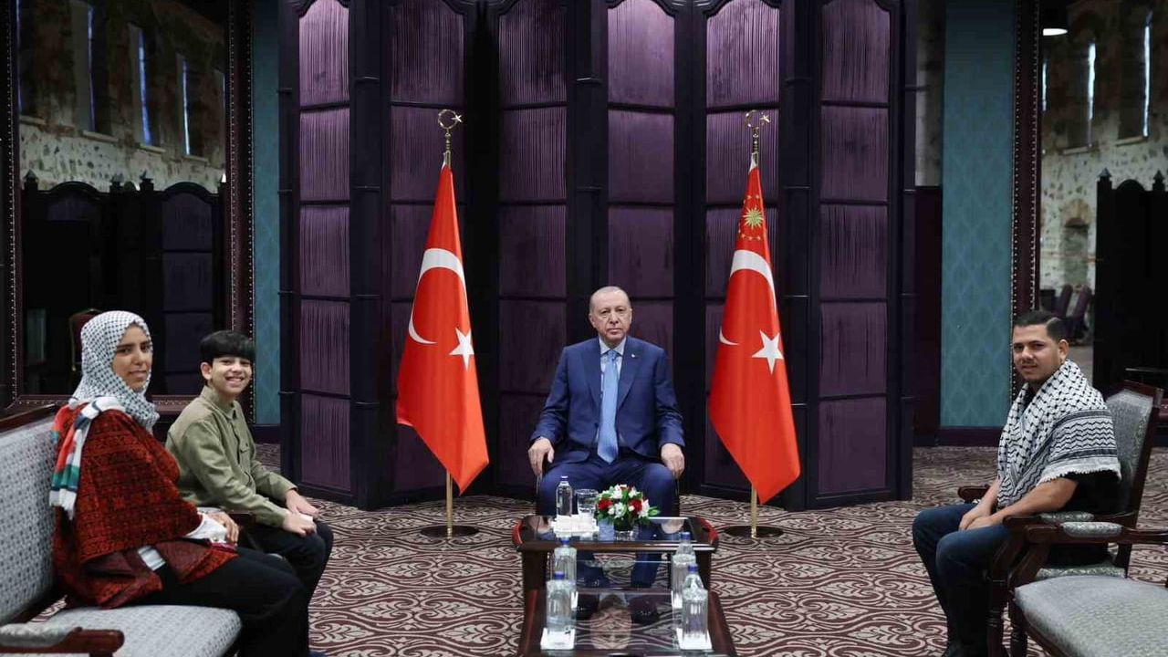 Erdoğan, Gazze'yi Anlatan 11 Yaşındaki Ramazan Ebu Cezer ve Ailesini Dolmabahçe'de Kabul Etti
