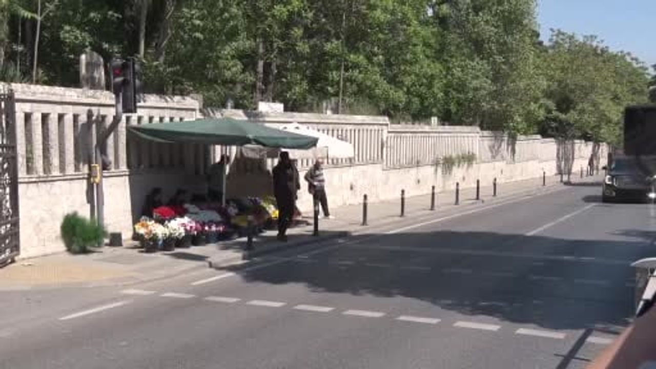 Erdoğan Karacaahmet Mezarlığı’nda Anne ve Babasının Kabrini Ziyaret Etti