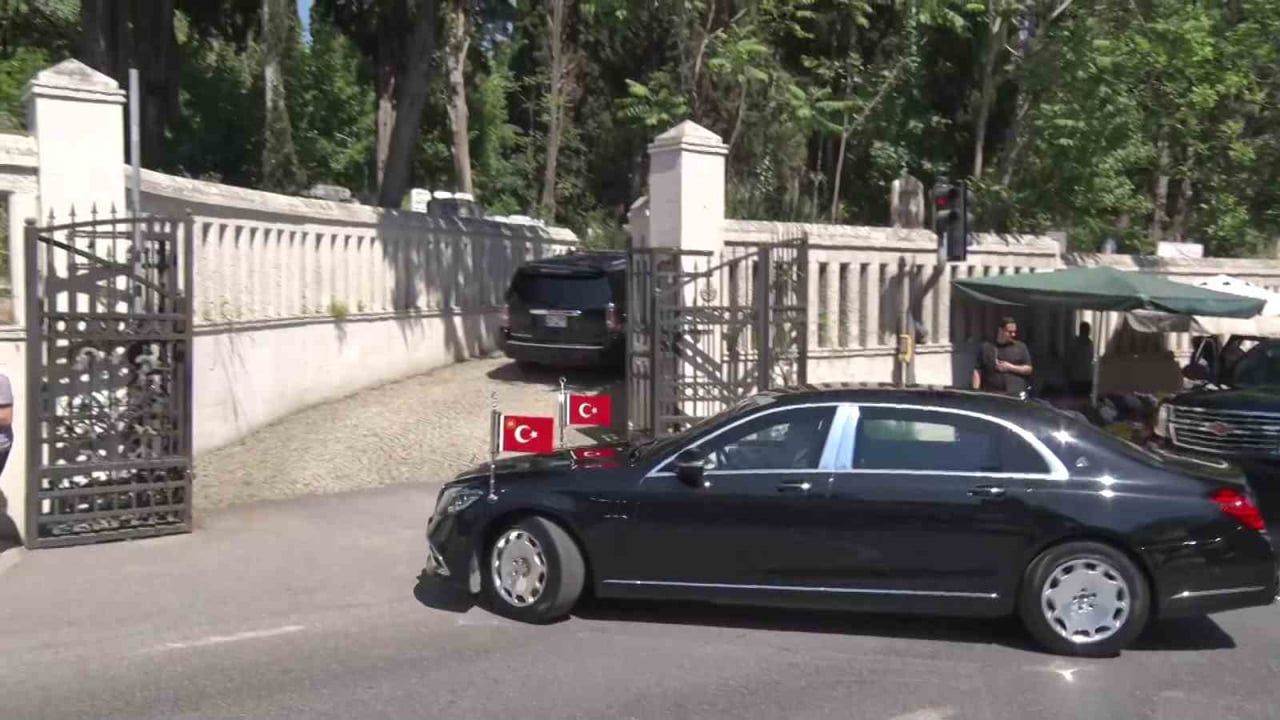 Erdoğan, Kurban Bayramı Arefesinde Anne ve Babasının Kabirlerini Ziyaret Etti