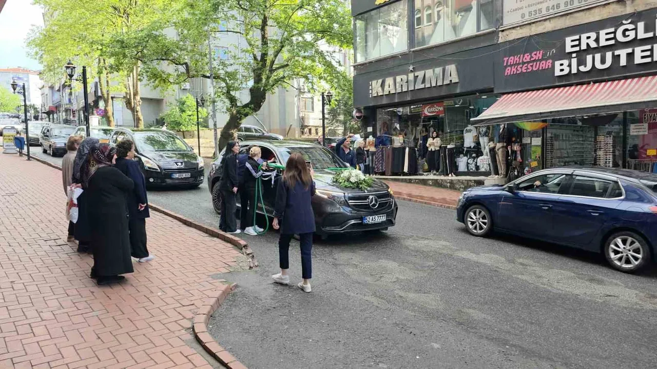 Ereğli’de düğün konvoyu, arkadaşların zincirli sürpriziyle durdu
