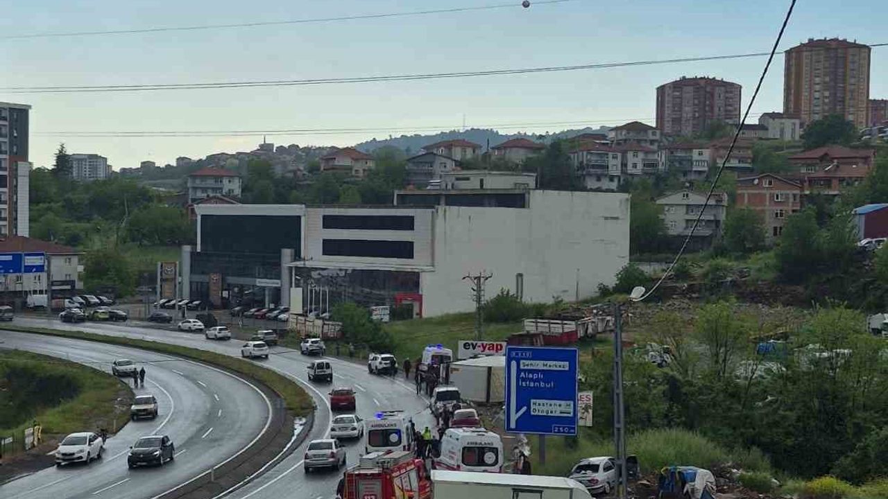 Ereğli'de virajı alamayan tır otomobille çarpıştı: 6 yaralı, otomobildeki aynı aileden 5 kişi hastanede