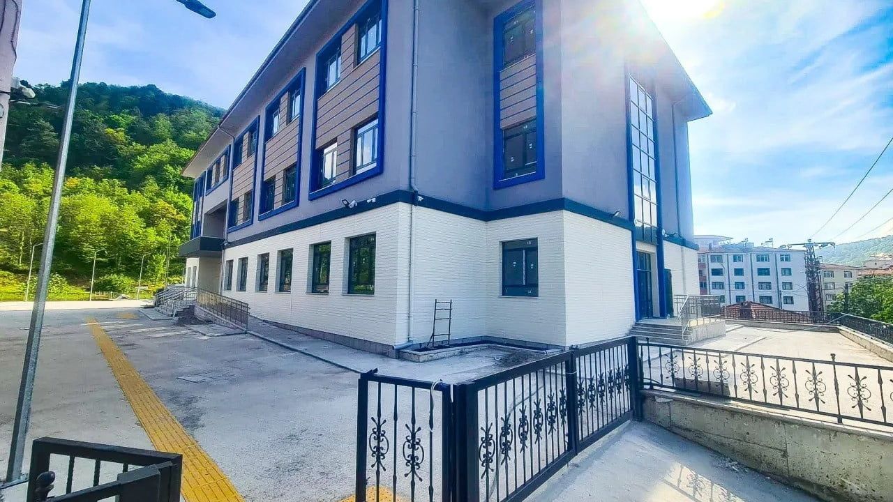 Erfelek'e 16 derslikli Mesleki ve Teknik Anadolu Lisesi binasının geçici kabulü yapıldı