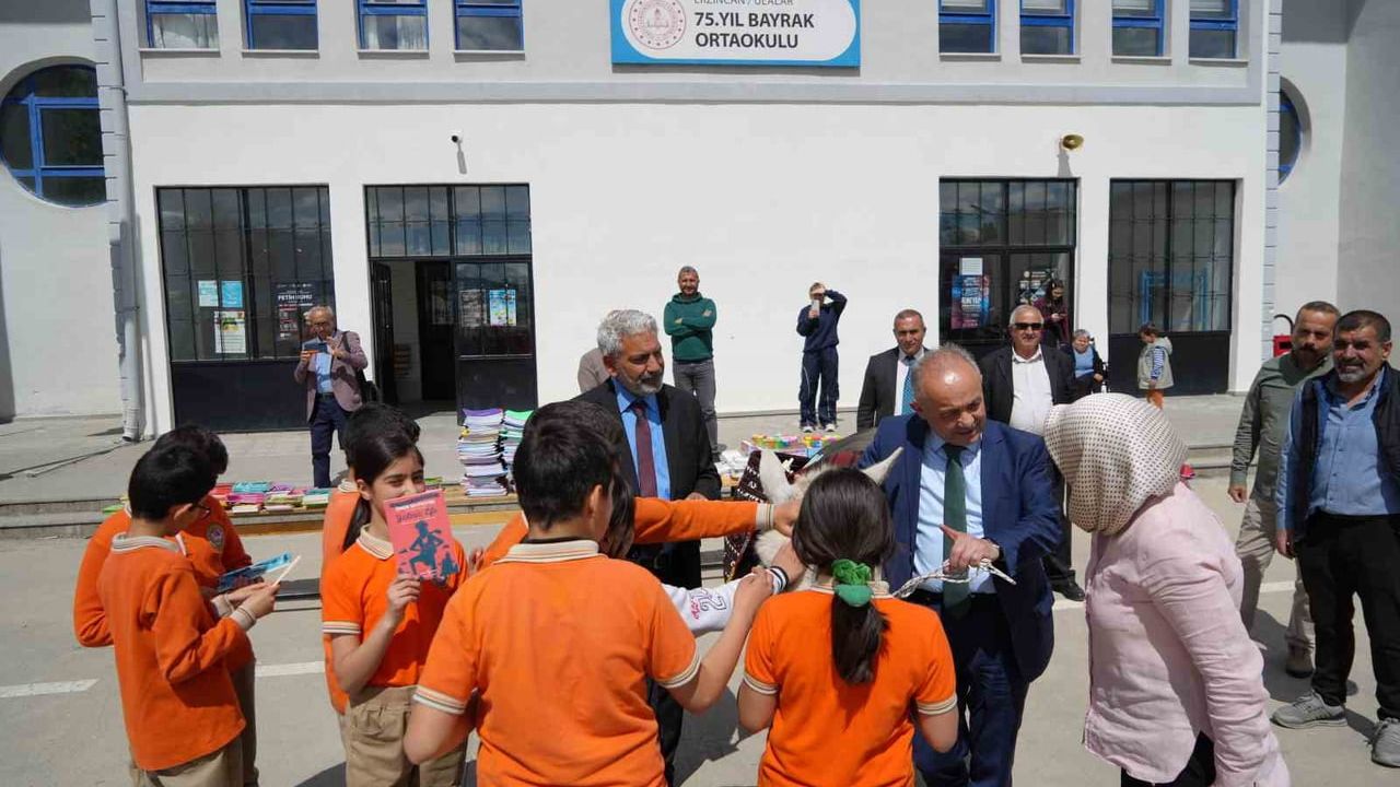 Ersin Bilge (Eşekli Dostoyevski) Erzincan'da 75. Yıl Bayrak İlk ve Ortaokulu'nda Öğrencilere Kitap Dağıttı