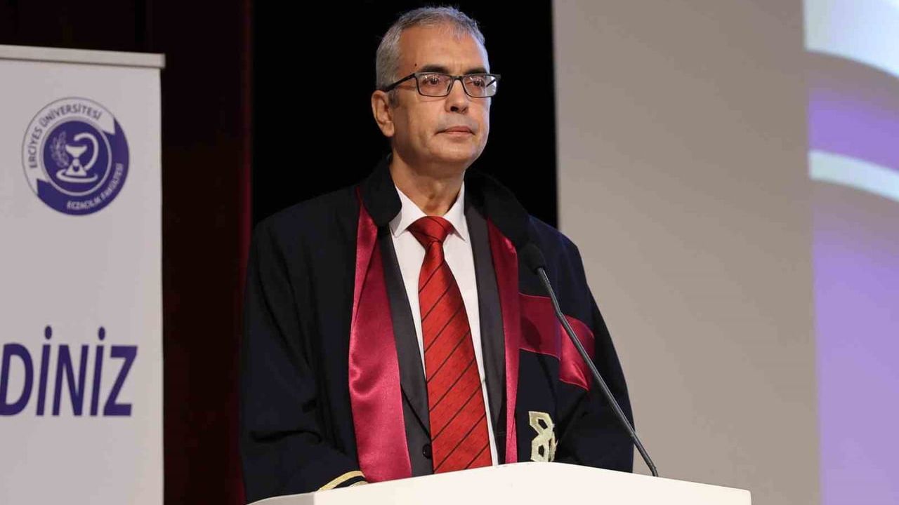 ERÜ Eczacılık Fakültesi'nde 14 Mayıs Önlük Giyme Töreni