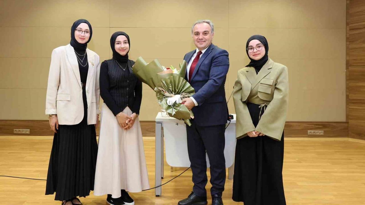 ERÜ Rektörü Prof. Dr. Fatih Altun, 'Kariyer Söyleşileri'nde öğrencilerle buluştu