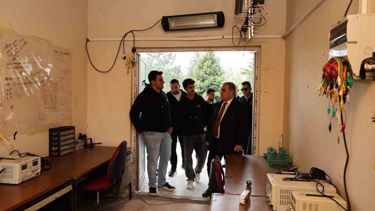 ERÜ Rektörü Prof. Dr. Fatih Altun Volta Team Roket Takımı'nı ziyaret etti