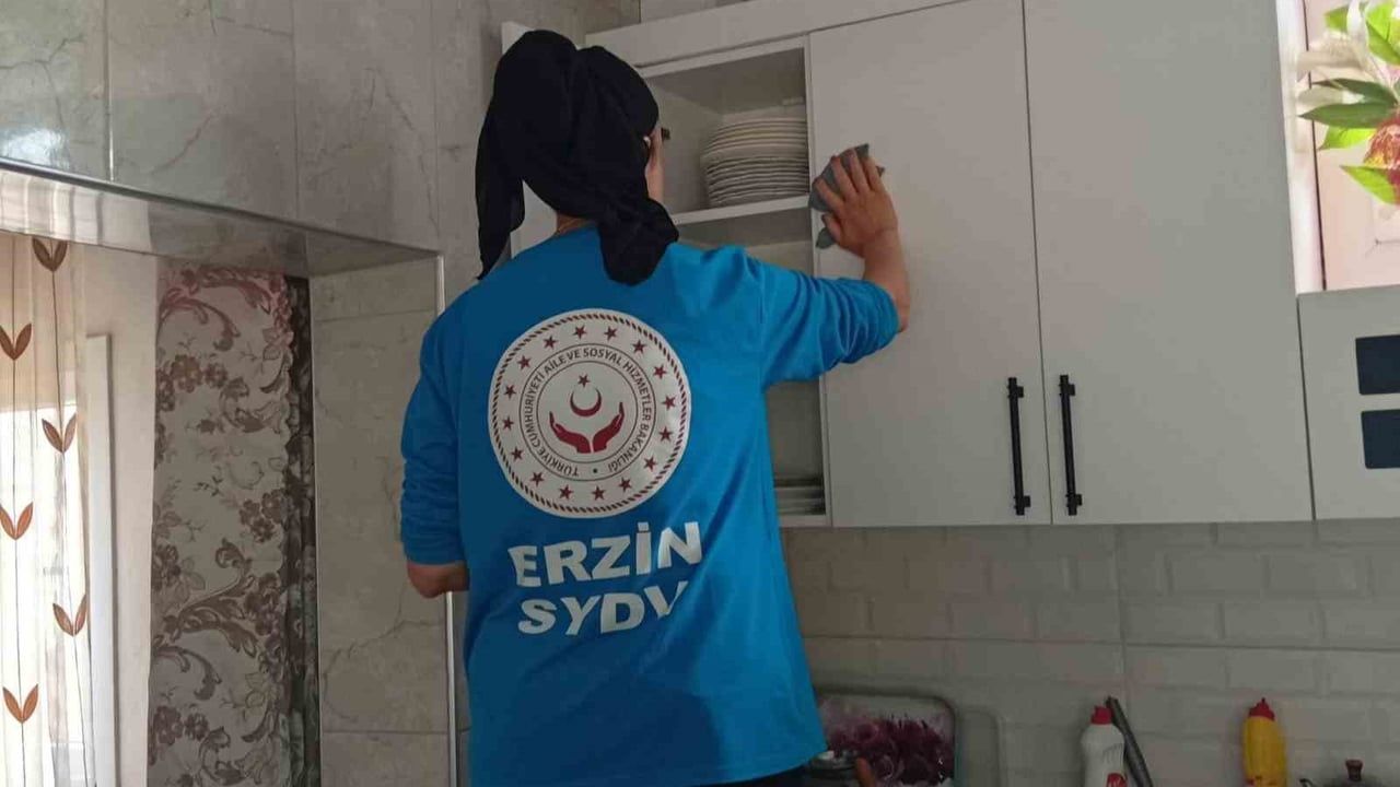 Erzin'de 'Evde Temizlik ve Vefa Projesi' kapsamında yaşlı ve engelli vatandaşlara evde destek