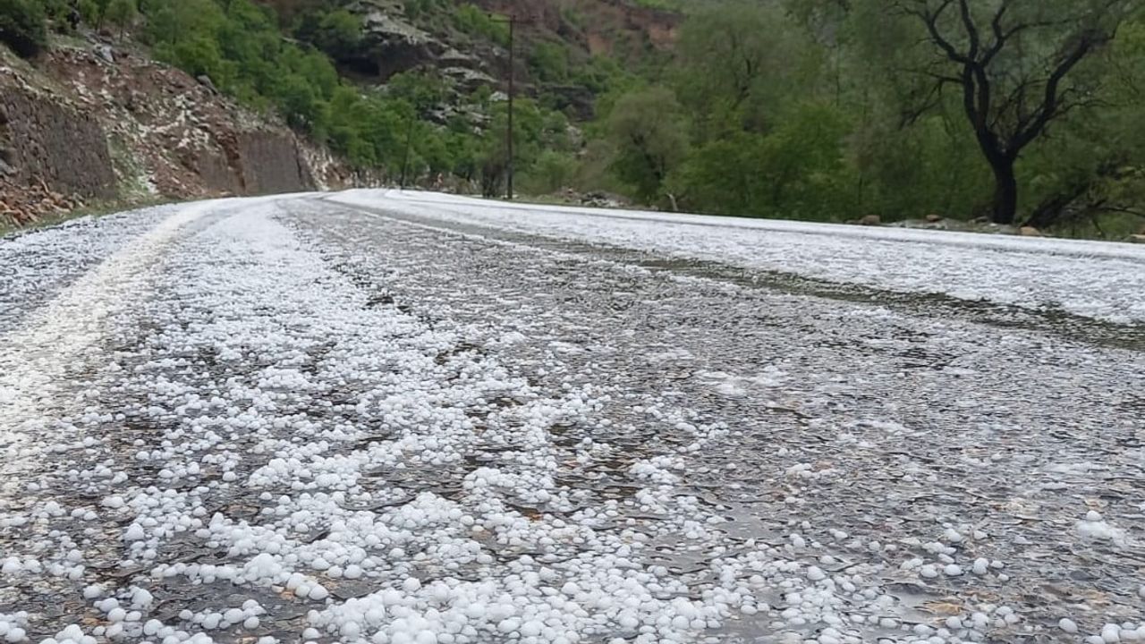 Erzincan Çayırlı'da Dolu ve Sağanak Yağış Köylerde Etkili Oldu