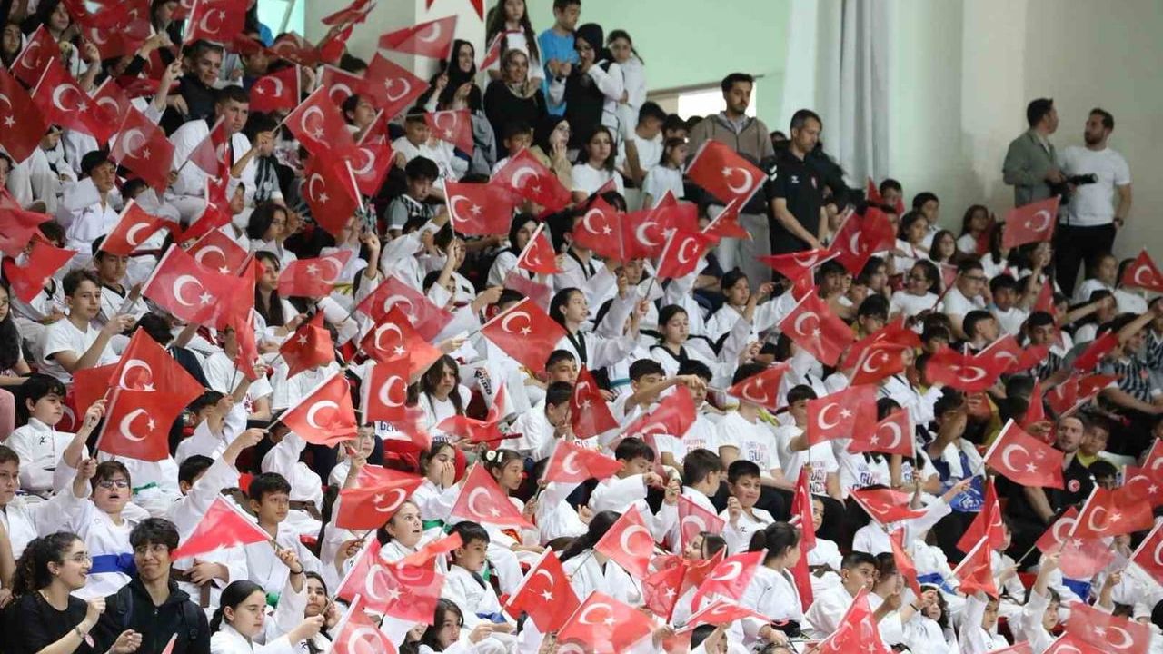 Erzincan’da 19 Mayıs Coşkusu Erzincan Merkez Spor Salonu’nda Törenlerle Kutlandı