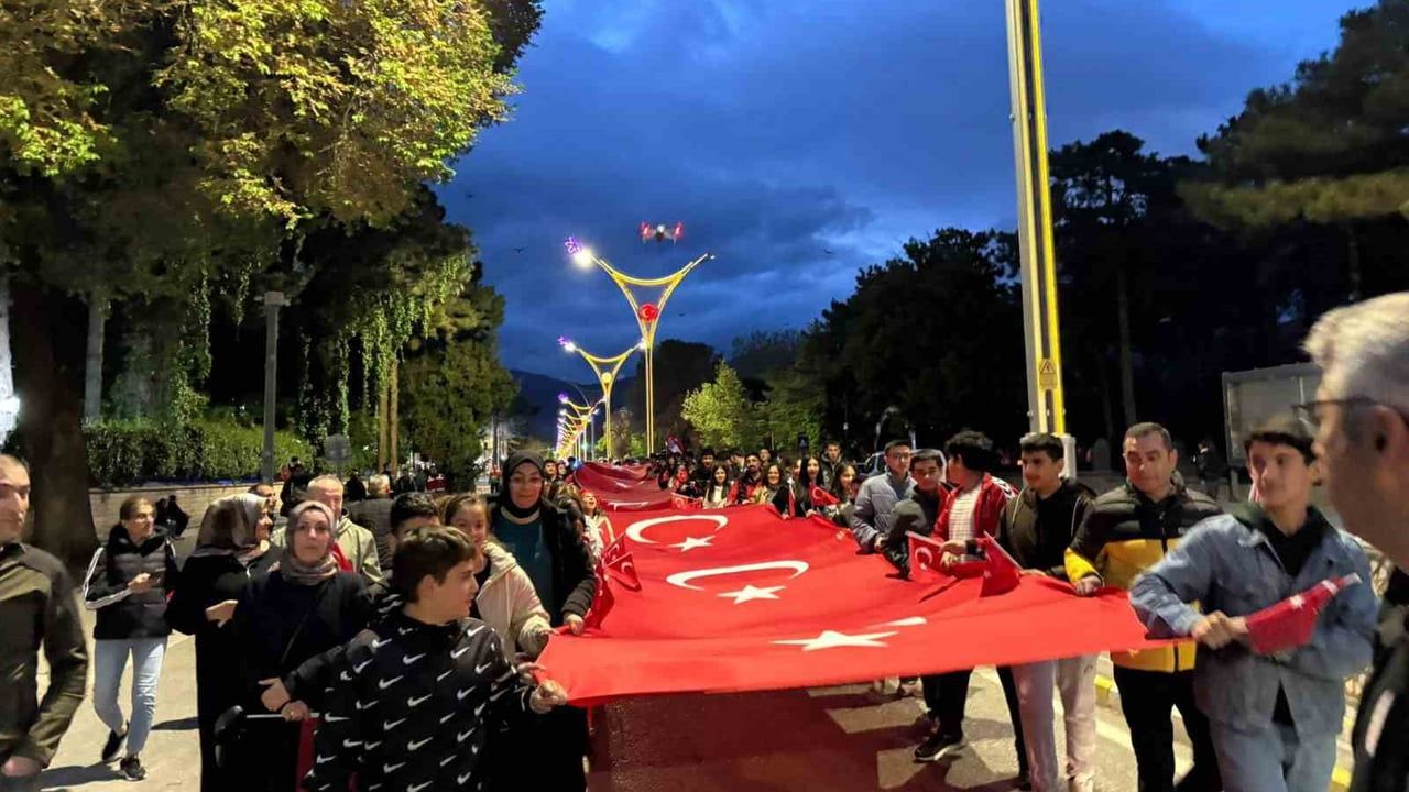 Erzincan'da 19 Mayıs için meşaleli fener alayı düzenlendi