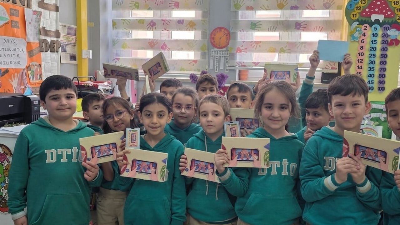 Erzincan'da 2/A Sınıfı 'Telefon Melefon Yok' Sloganı ile Kitap Sevgisini Öne Çıkardı