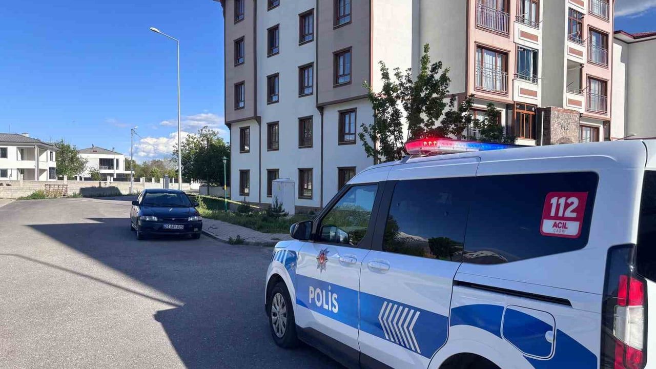 Erzincan'da 4'üncü kattan düşen 14 yaşındaki çocuk ağır yaralandı