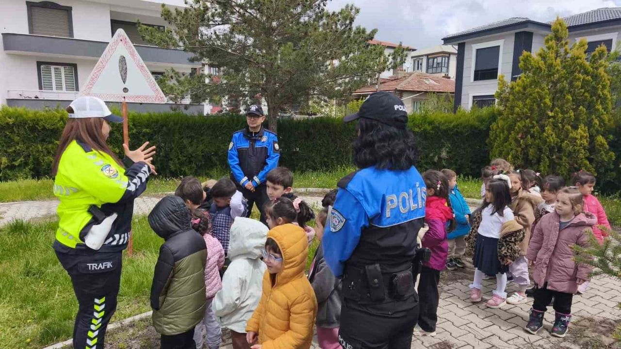 Erzincan'da Bahçelievler Anaokulu'na Uygulamalı Trafik Bilinci Eğitimi