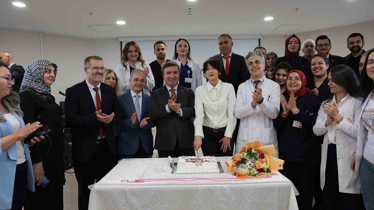 Erzincan'da 'Ebeler ve Hemşireler Haftası' etkinliği: Vali Aydoğdu sağlık çalışanlarıyla buluştu