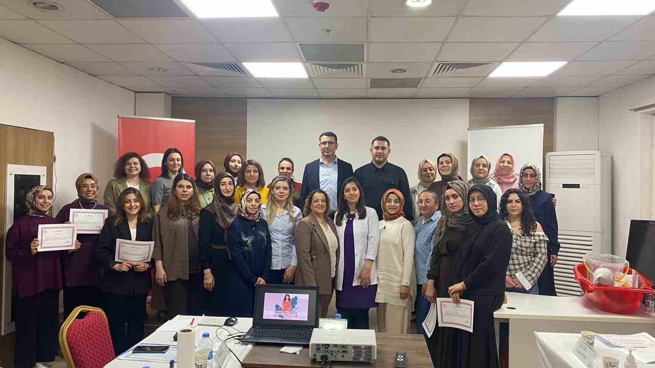 Erzincan'da 'Gebe Okulu' kapsamında sağlık personeline doğum ve yenidoğan bakımı eğitimi