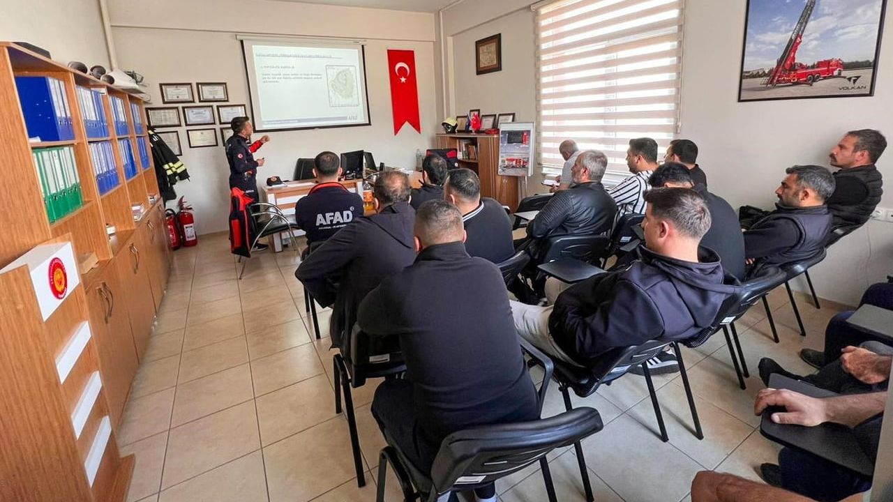 Erzincan'da İtfaiye Personeline AFAD ve Sağlık Müdürlüğü İş Birliğiyle Süren Eğitimler