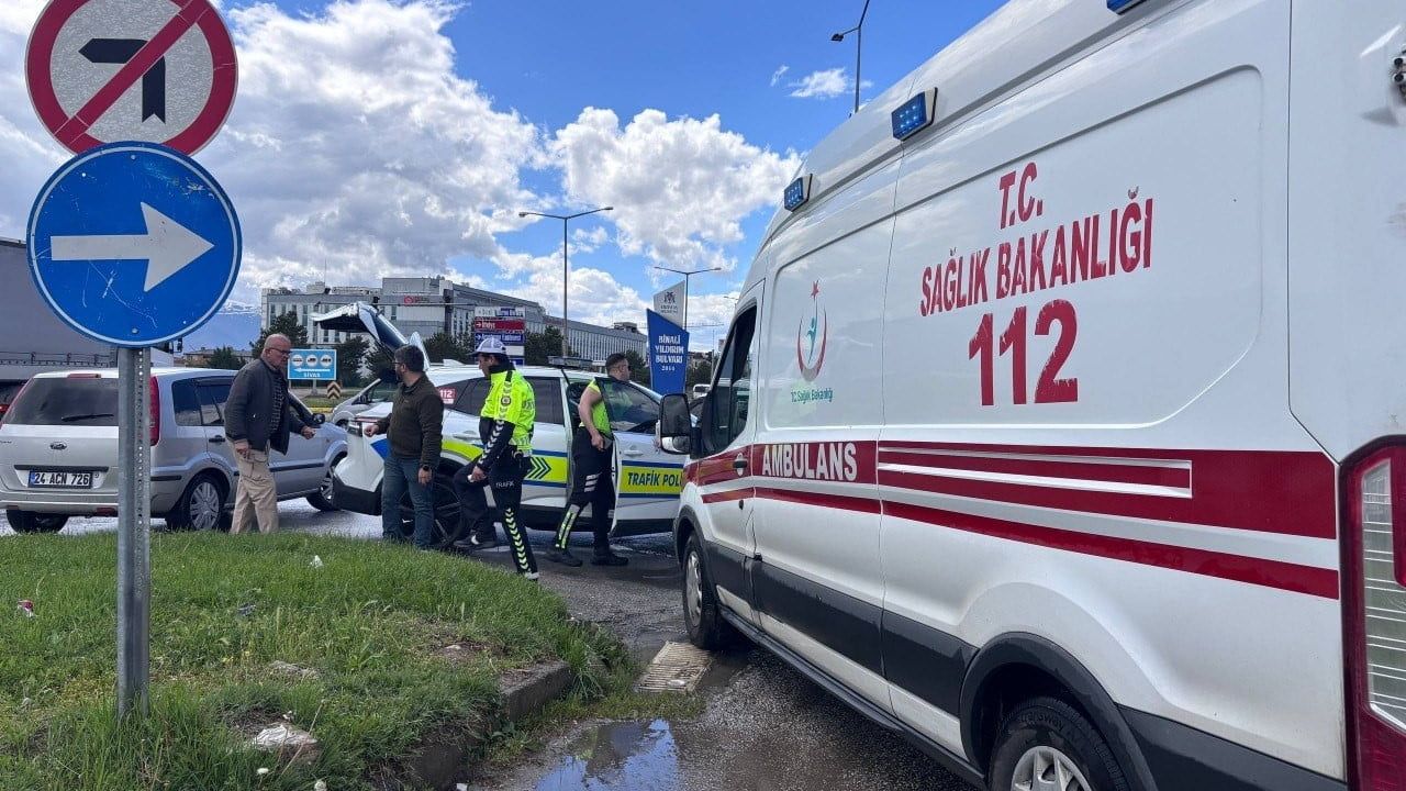 Erzincan'da kavşakta otomobil ile çekici çarpıştı: 3 yaralı