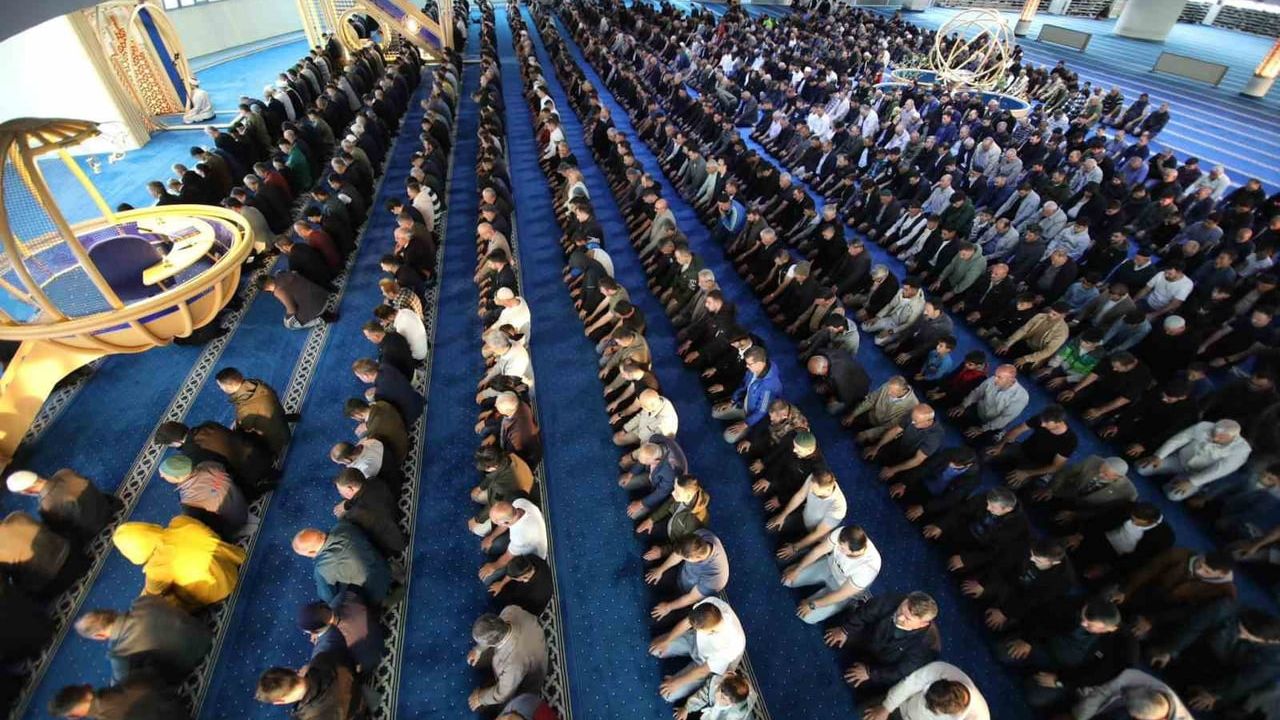 Erzincan'da Kurban Bayramı: Camiler sabahın erken saatlerinden itibaren doldu