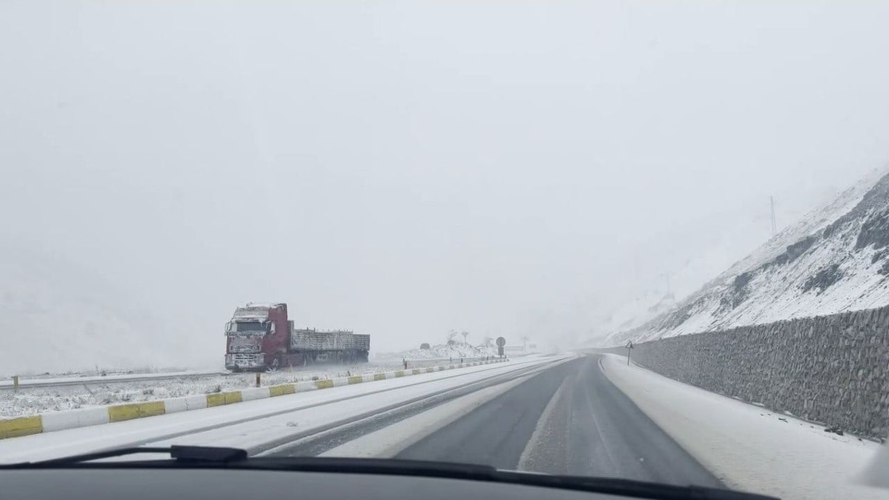 Erzincan'da Mayıs ayında Sakaltutan Geçidi'nde kar etkili oldu