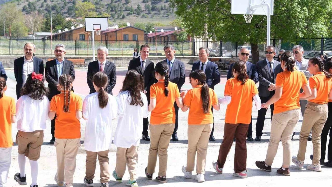Erzincan’da Mehmetçik Ortaokulu Bilim Fuarı: Başkan Bekir Aksun Projeleri İnceledi