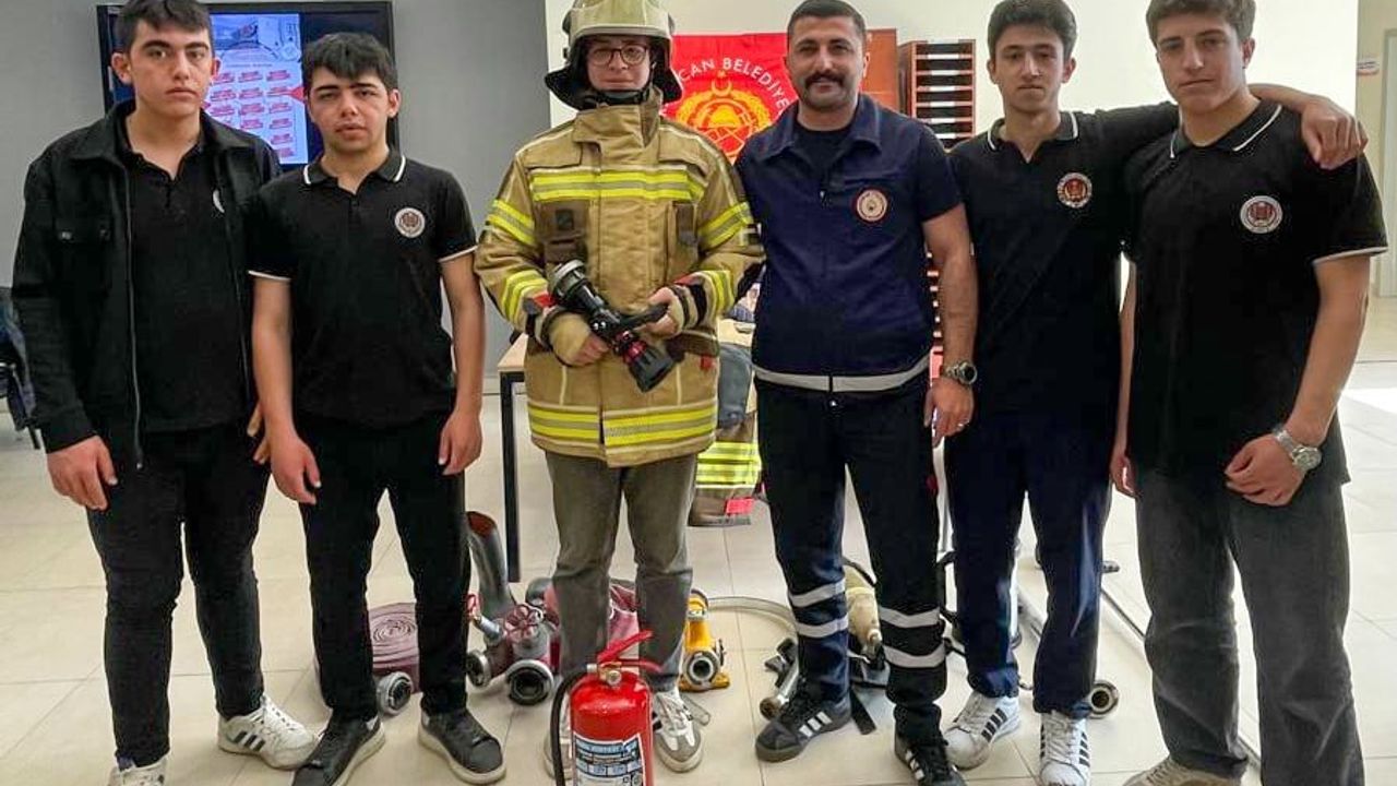 Erzincan'da Öğrencilere İtfaiyecilik Mesleği Tanıtıldı