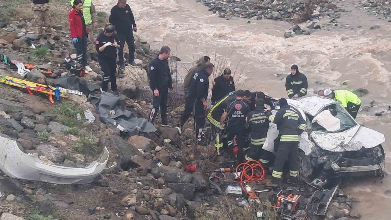 Erzincan'da otomobil dereye uçtu — 2 kişi hayatını kaybetti, 1 ağır yaralı