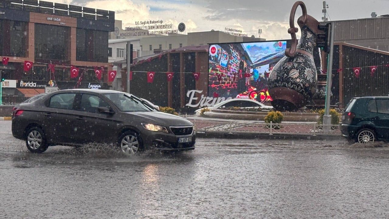 Erzincan'da sağanak: Öğle yağışı cadde ve sokaklarda su birikintilerine yol açtı