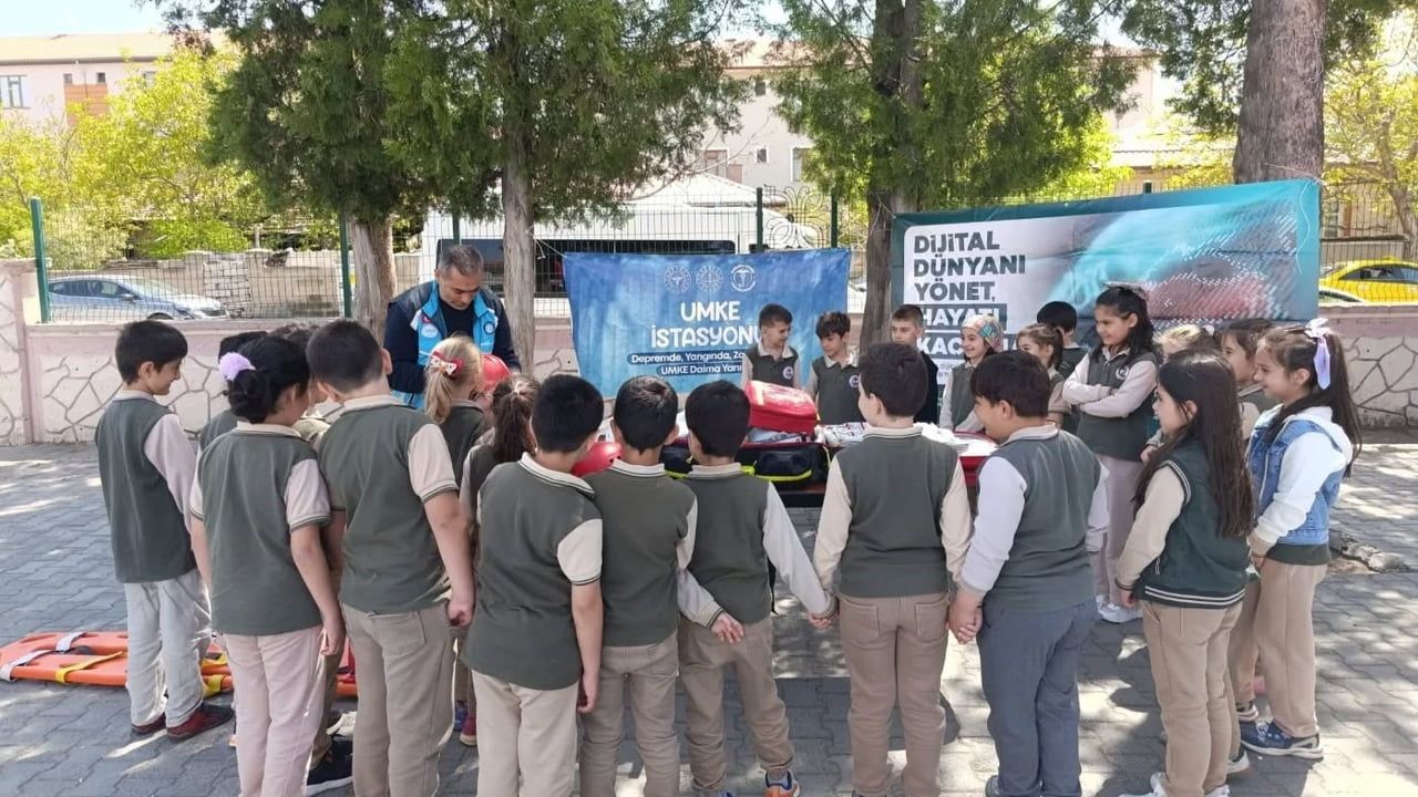 Erzincan'da 'Sağlıklı Çocuk Sağlıklı Gelecek' eğitimi Ziya Gökalp İlkokulu'nda gerçekleştirildi
