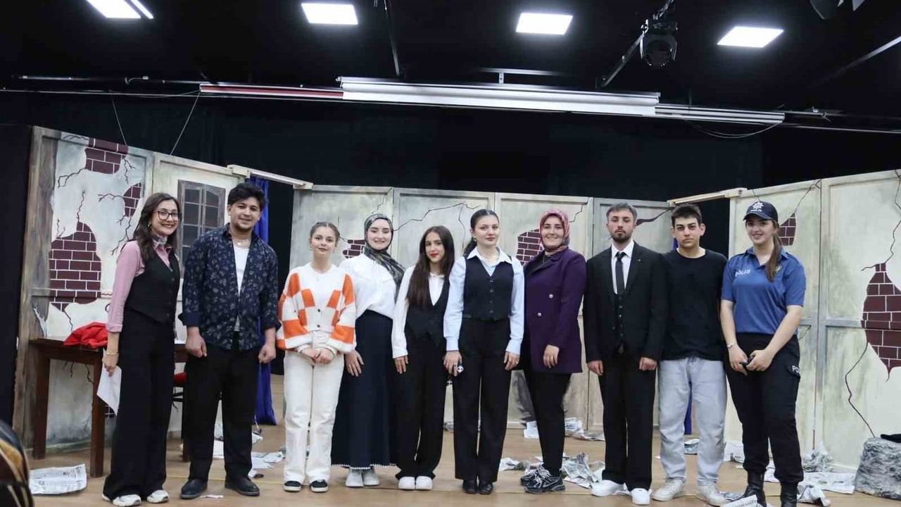 Erzincan'da 'Son Günüm' Tiyatrosu Gençlik Haftası Etkinliğinde Sahnelendi