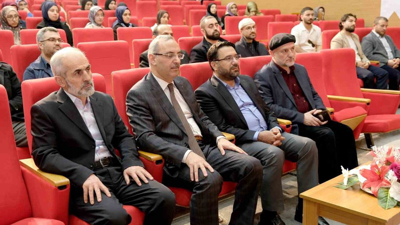 Erzincan'da "Sosyal Medya Ahlakı" Konferansı: Dijital Mahremiyet ve Bilinçli Kullanım Öne Çıktı