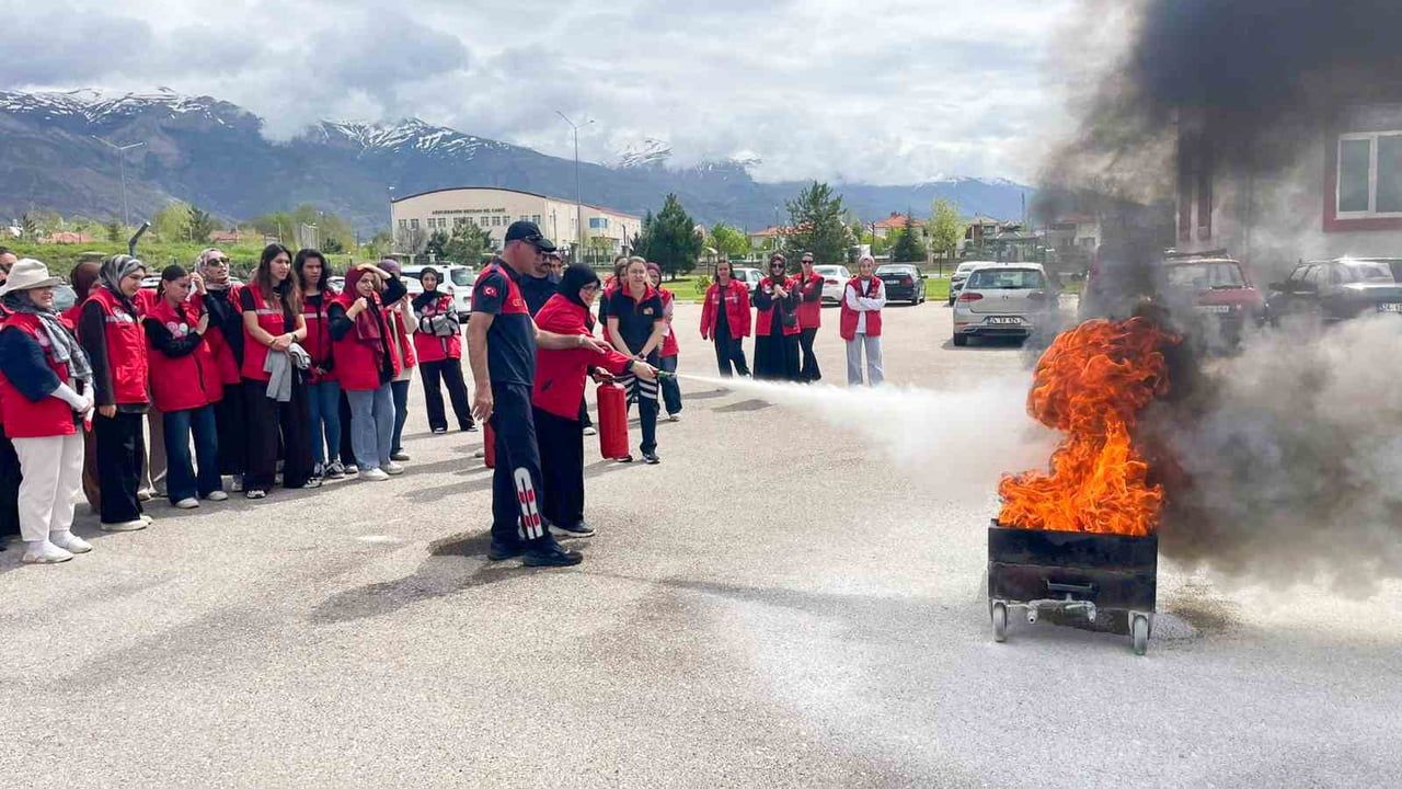 Erzincan'da Uluslararası Damla Gönüllülerine İtfaiye ve F Sınıfı Yangın Eğitimi