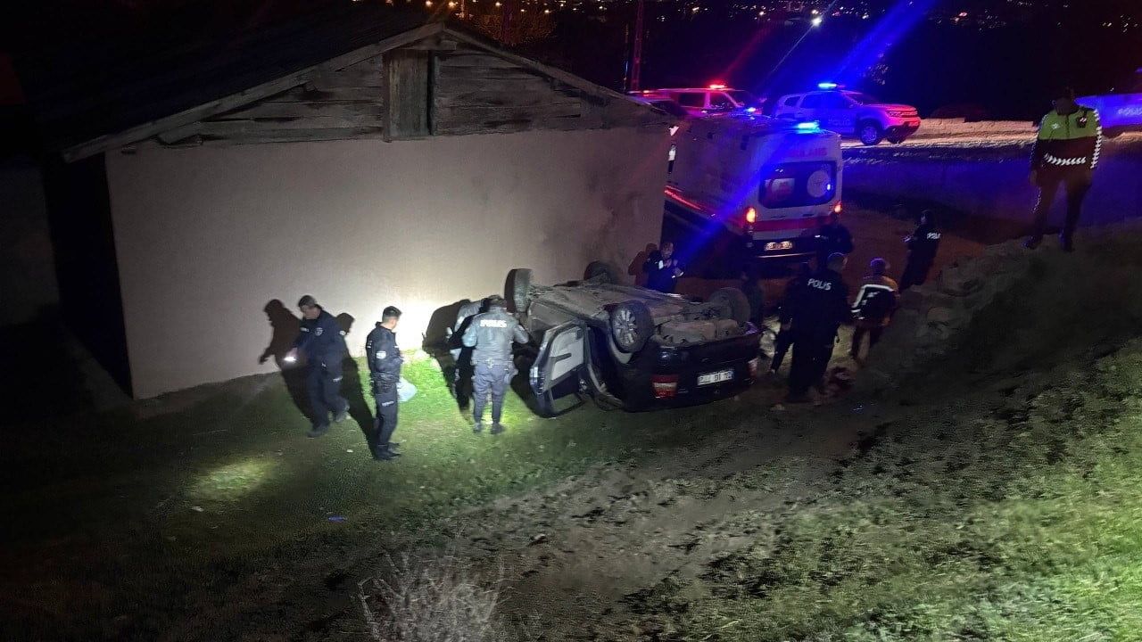Erzincan Gazi Mahallesi'nde otomobil evin bahçesine devrildi: 2 yaralı