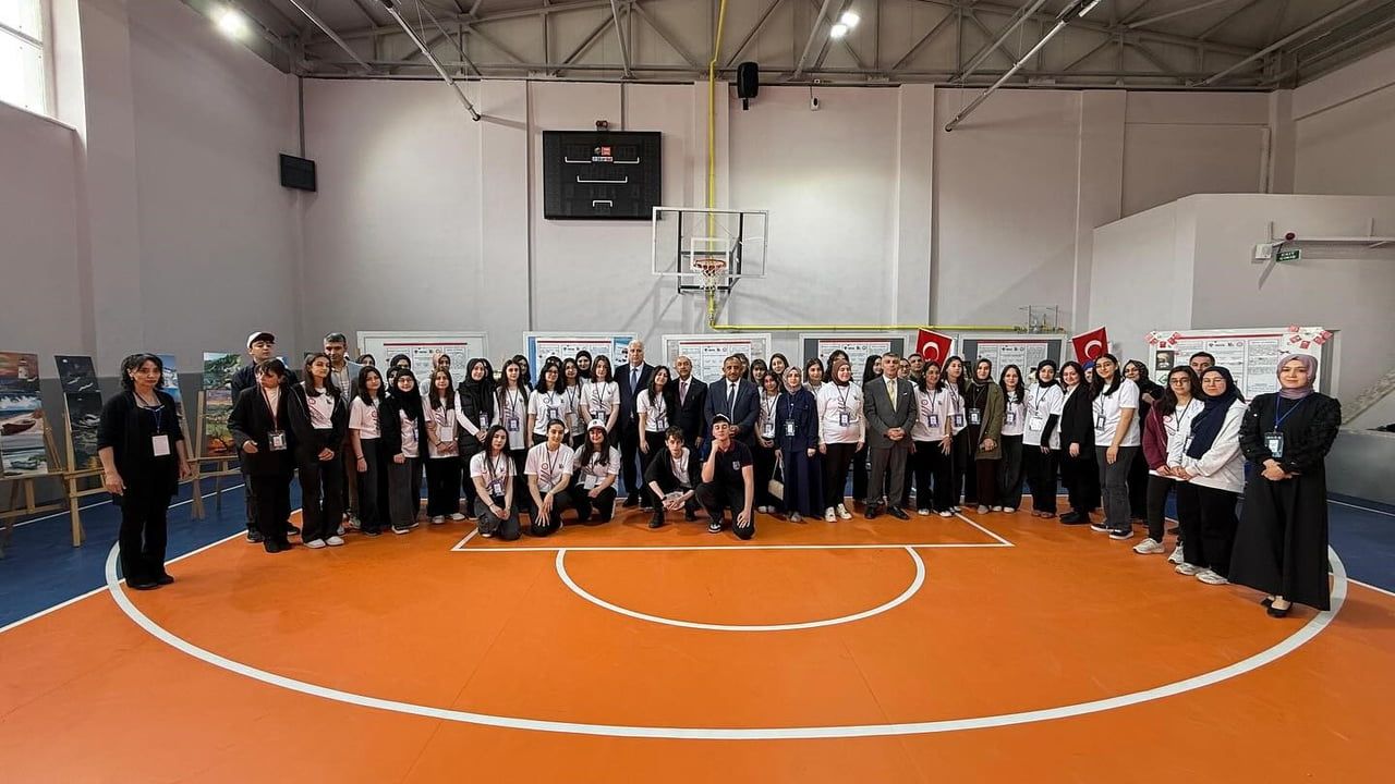 Erzincan Lisesi'nde Bilim Fuarı: Öğrenciler Projelerini Sergiledi