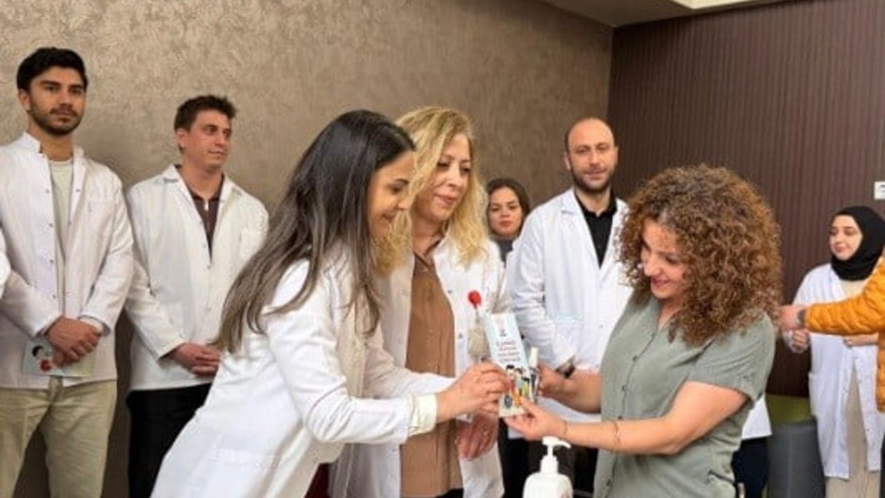 Erzincan Mengücek Gazi Hastanesi'nde Dünya El Hijyeni Günü için farkındalık standı kuruldu