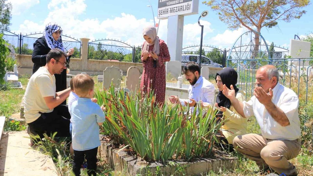 Erzincan Terzibaba Mezarlığı'nda Kurban Bayramı Arifesinde Yoğun Kabir Ziyareti