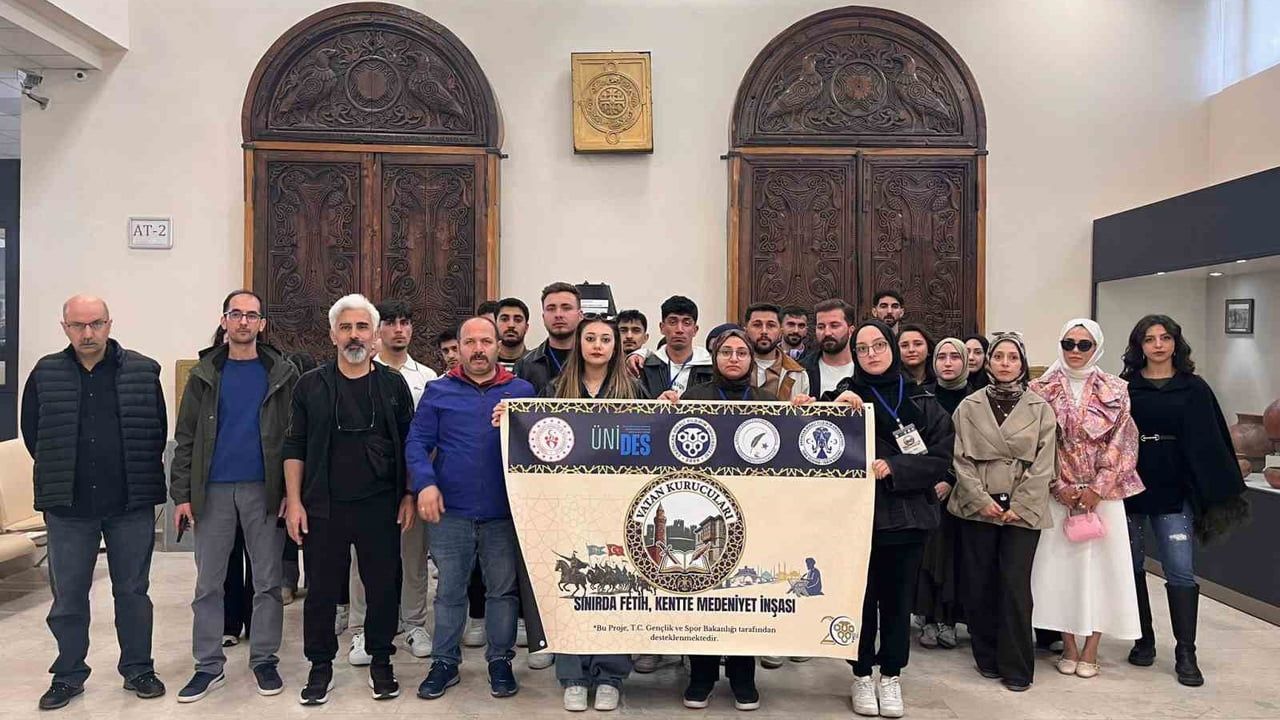 Erzincanlı Gençler 'Sınırda Fetih, Kentte Medeniyet İnşası' Projesiyle Tarih ve Kültürü Yerinde İnceledi