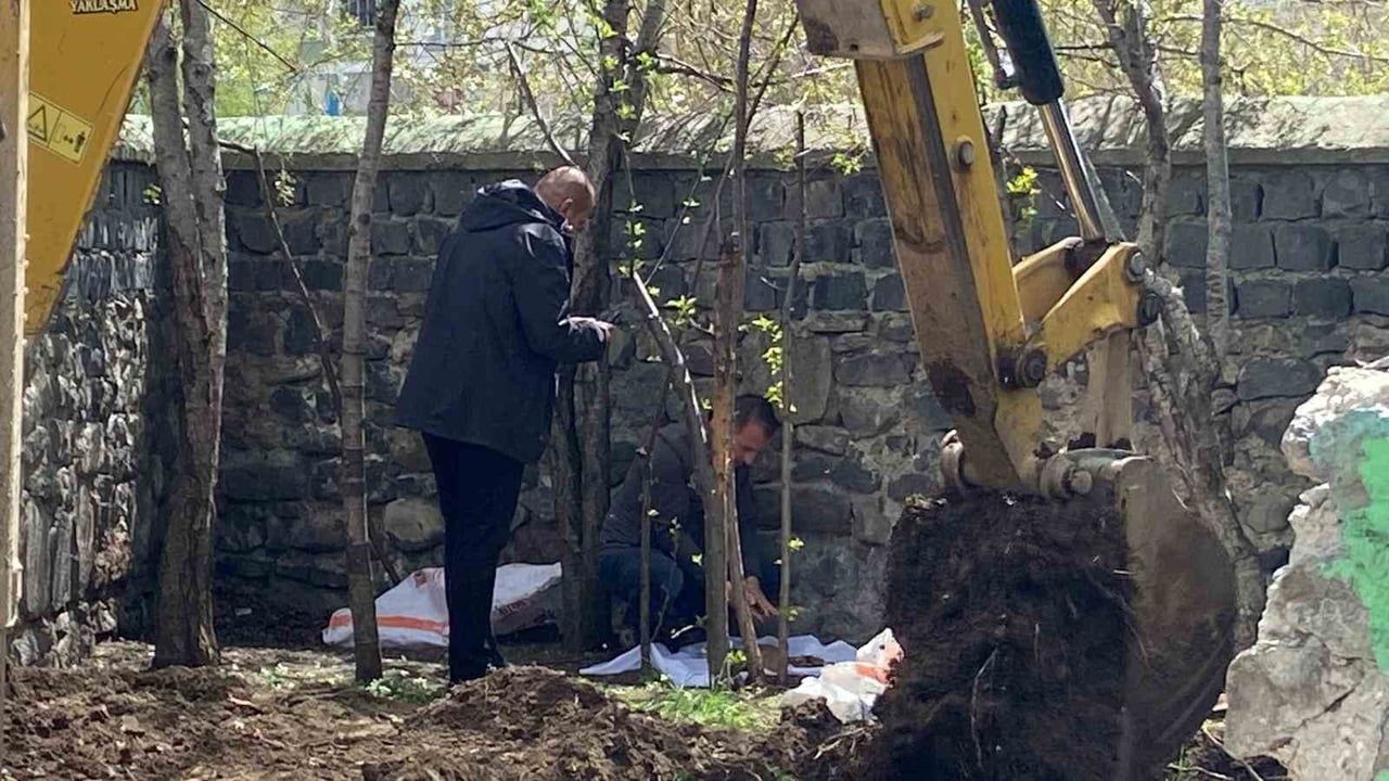 Erzurum'da Çifte Kardeşler Türbesi'nin Taşınma Kararı Vatandaşlarla Yetkilileri Karşı Karşıya Getirdi