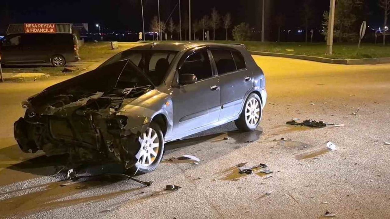 Erzurum'da Farabi Bulvarı'nda trafik kazası: Biri çocuk 2 yaralı