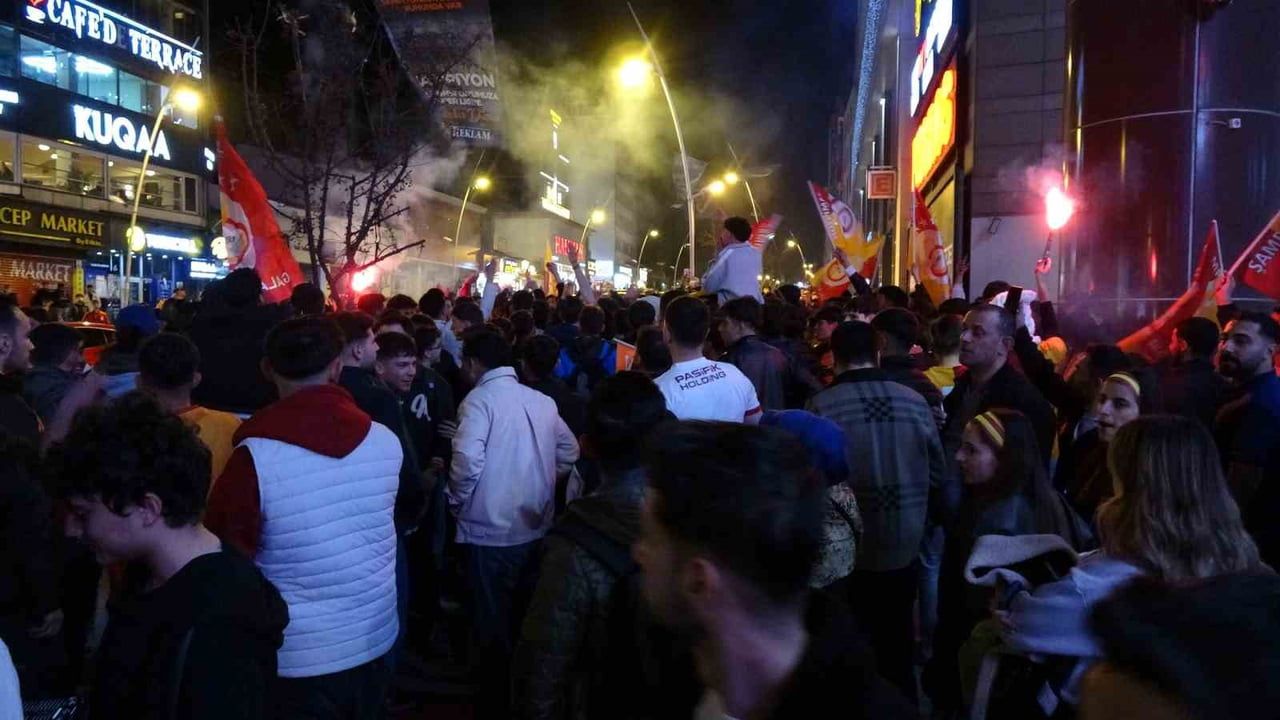 Erzurum’da Galatasaray Taraftarları Cumhuriyet Caddesi’nde Şampiyonluğu Kutladı