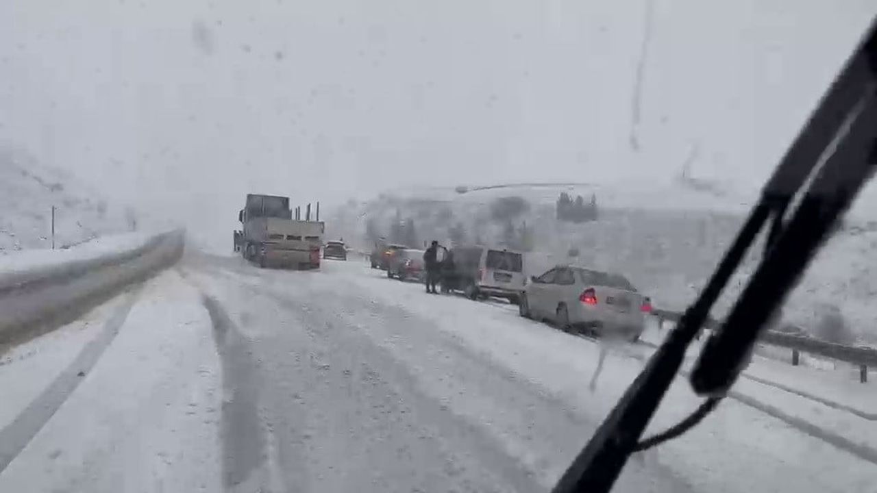Erzurum’da Mayıs’ta kar yağışı yüksek kesimlerde yaşamı etkiledi