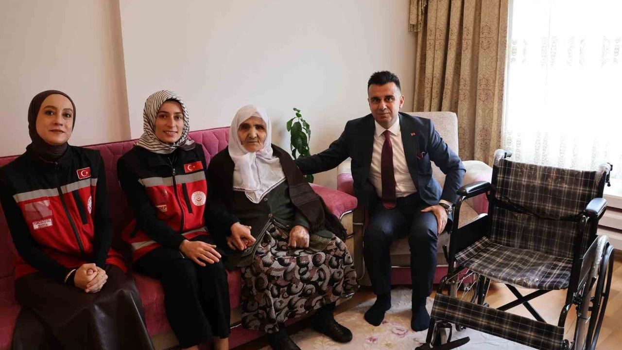 Erzurum'da Millî Aile Haftası ve Kurban Bayramı arifesinde şehit annesine tekerlekli sandalye hediye edildi